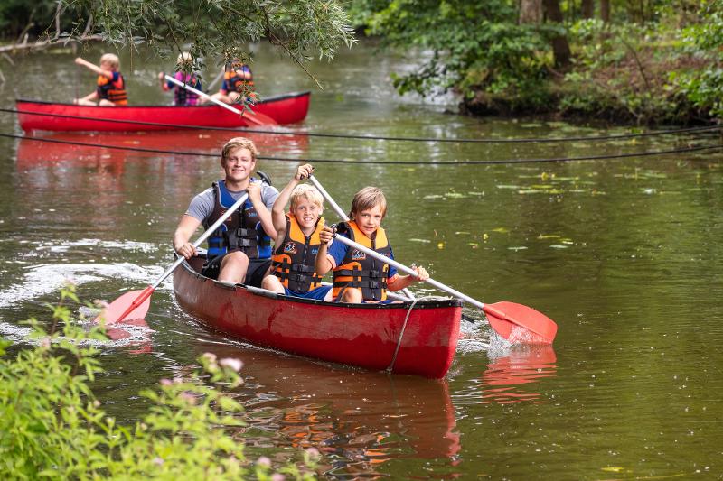 groepje jongens in een kano op het water op voetbalkamp overijssel