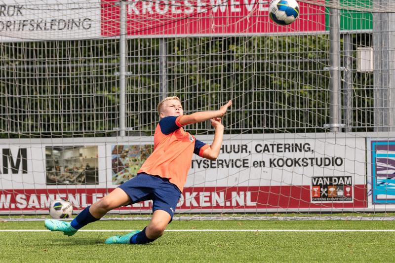jongen houdt bal tegen met voetballen op voetbalkamp overijssel