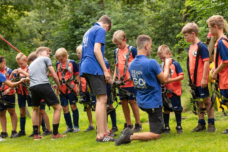 jongens krijgen uitleg over het klimbos op voetbalkamp overijssel