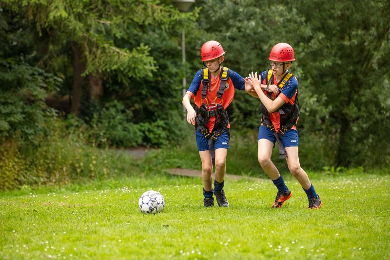 twee jongens in in duel om de bal op voetbalkamp overijssel