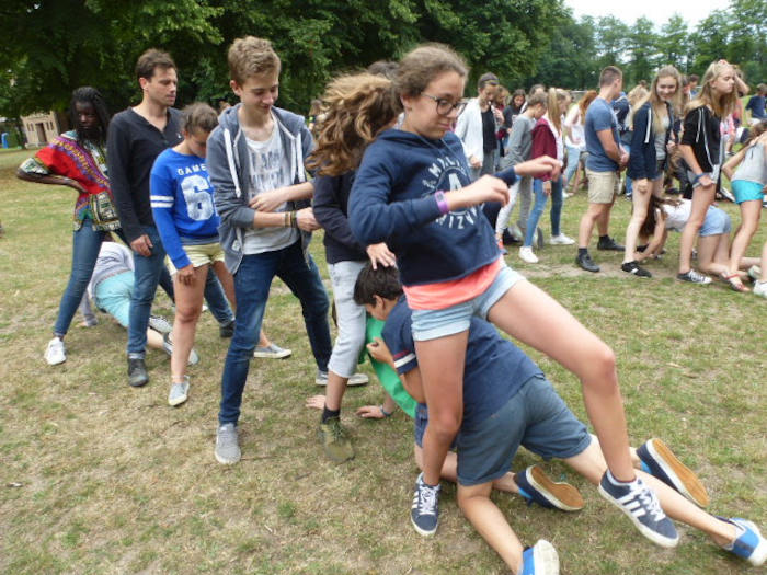 jongeren spelen een buitenspel op jeugdvakantie