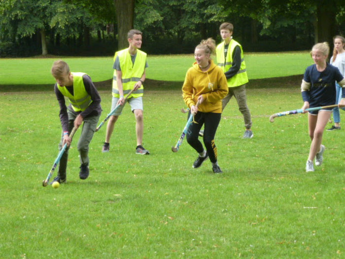 jongeren spelen hockey op jeugdvakantie