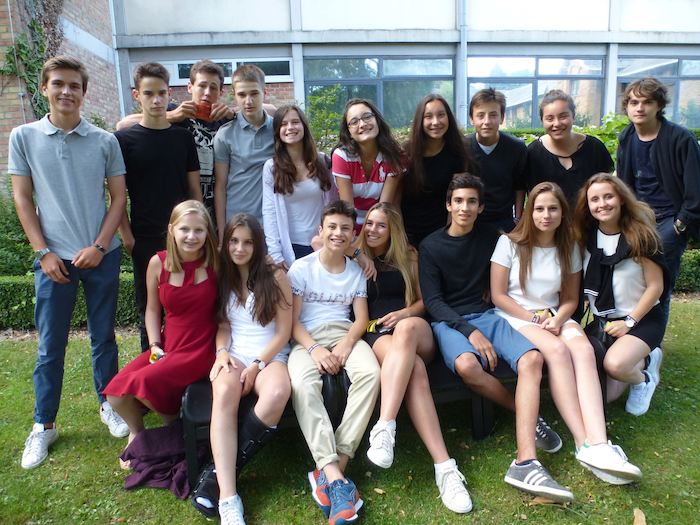 jongens en meisjes poseren voor een klassenfoto op jeugdvakantie
