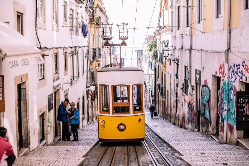 Een tram door de oude straten van Lissabon tijdens een groepsreis Portugal