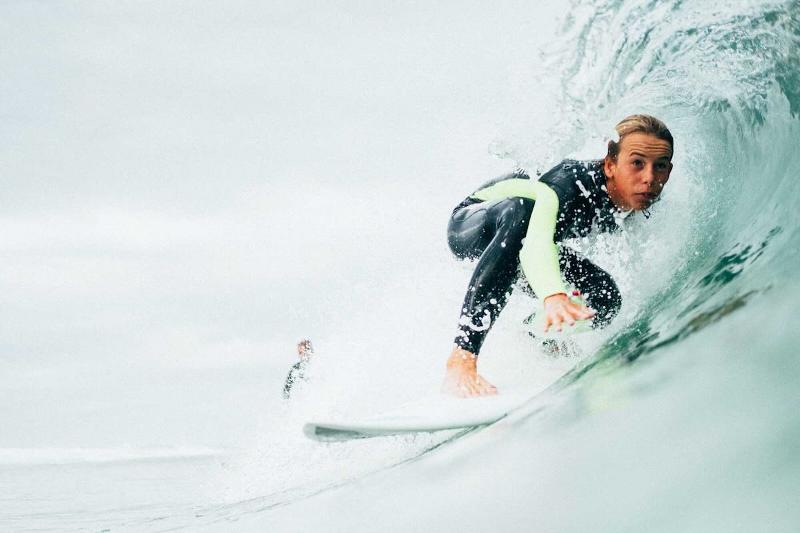 een jongen aan het surfen tijdens een jongerenreis