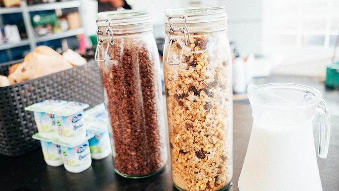 foto van twee glazen bussen met muesli erin op surfkamp jeugd in frankrijk