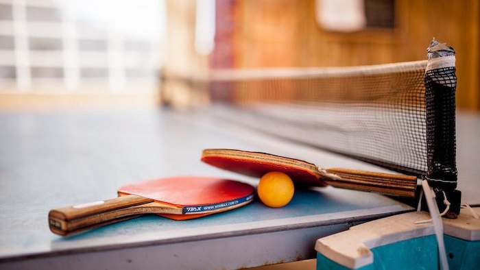 twee pingpong batjes en een bal op surfkamp jeugd in frankrijk