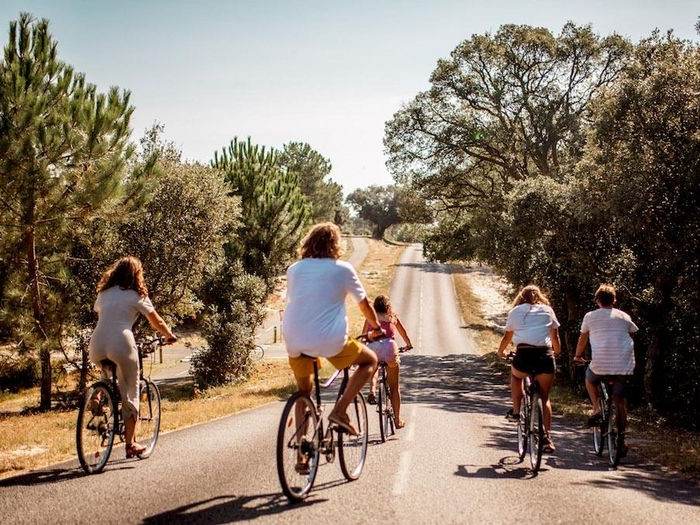 groepje jongeren fietst door het lokale franse landschap op surfkamp voor jongeren in frankrijk