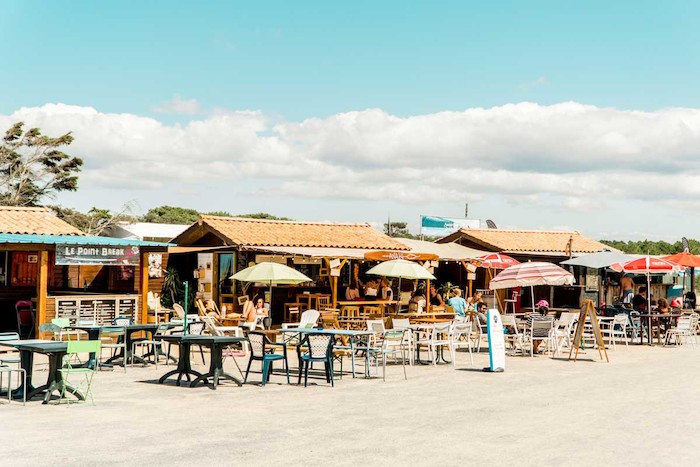 verschillende strandbars op een rij op surfkamp voor jongeren in frankrijk