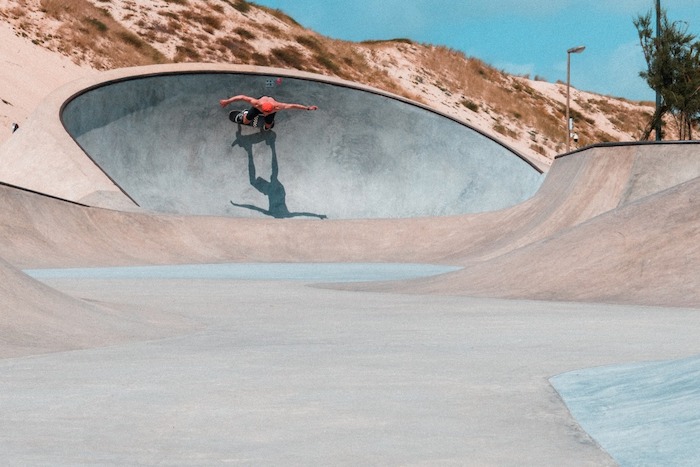 jongen is aan het skateboarden bij een skatepark op surfkamp voor jongeren in frankrijk
