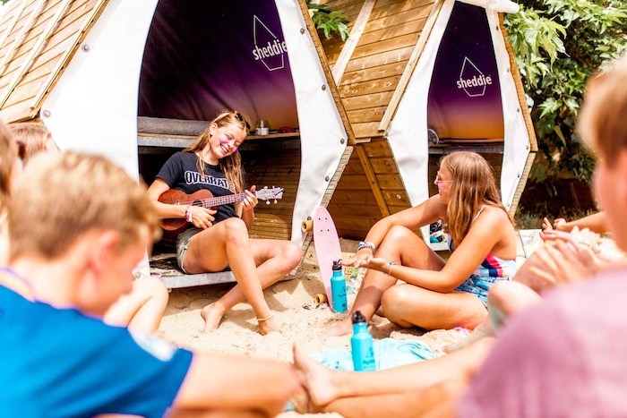 groep jongeren tijdens jongerenreizen 15 jaar maken muziek
