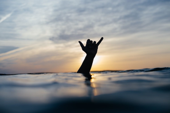 Een hand steekt uit het water tijdens de groepsreis Frankrijk
