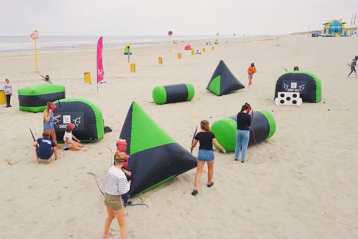Avontuurlijke activiteiten op het strand tijdens surfkampen den haag
