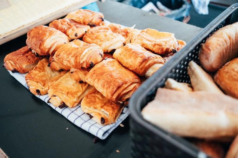 Je kunt lekker ontbijten tijdens een surfkamp Spanje 15 jaar
