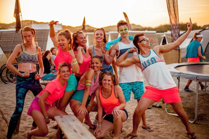 nieuwe vrienden maken tijdens een surfkamp Spanje 15 jaar