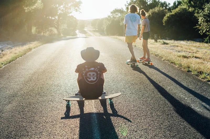 je kunt longboarden tijdens een surfkamp Spanje 15 jaar