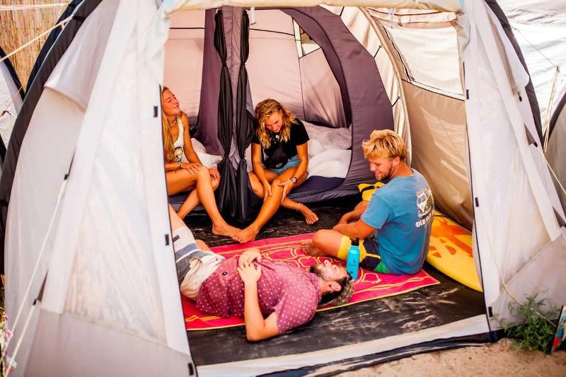 chill met je vrienden tijdens een surfkamp Spanje 15 jaar