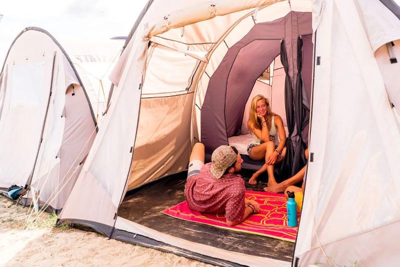 je slaapt in een tent tijdens een surfkamp Spanje 15 jaar