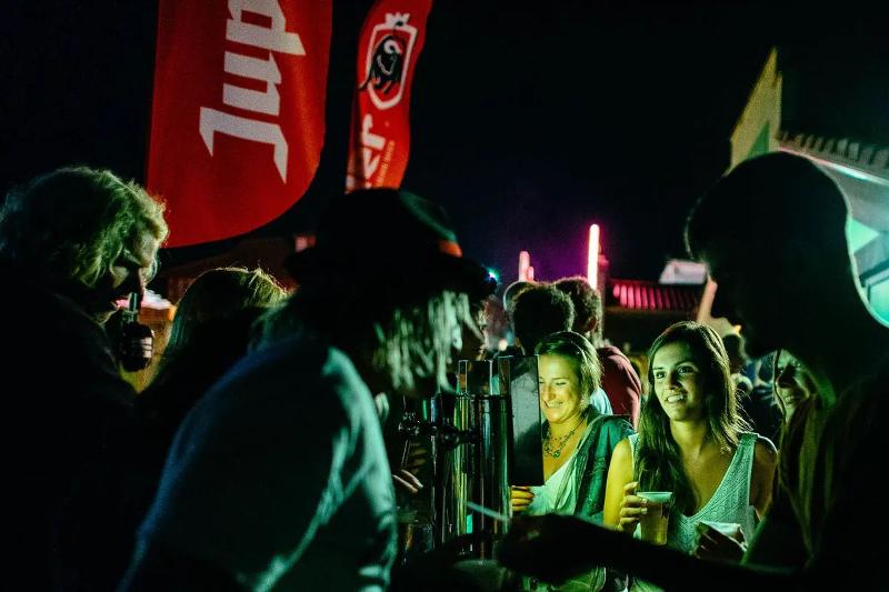 Feest tijdens het surfkamp voor volwassenen