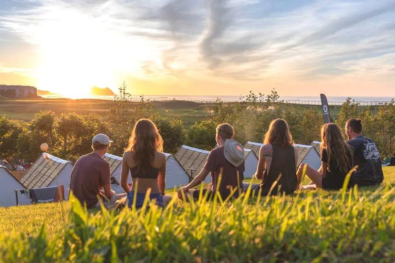 Een groepje vrienden tijdens het surfkamp 18 plus