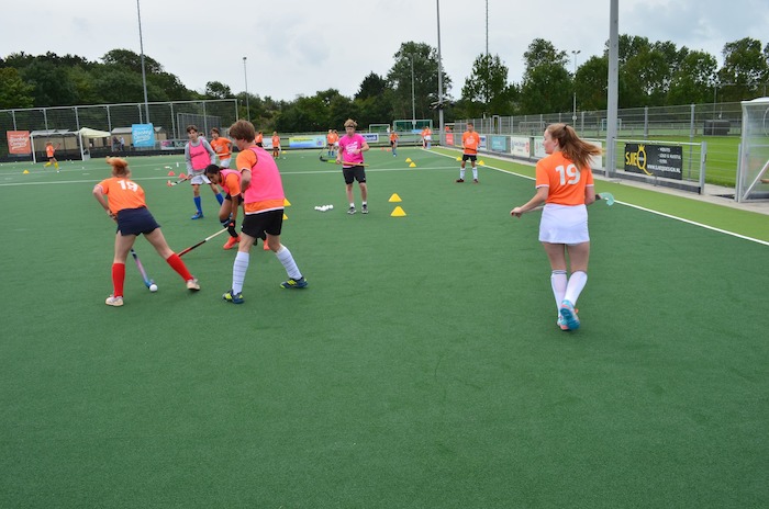 Jeugd speelt hockey