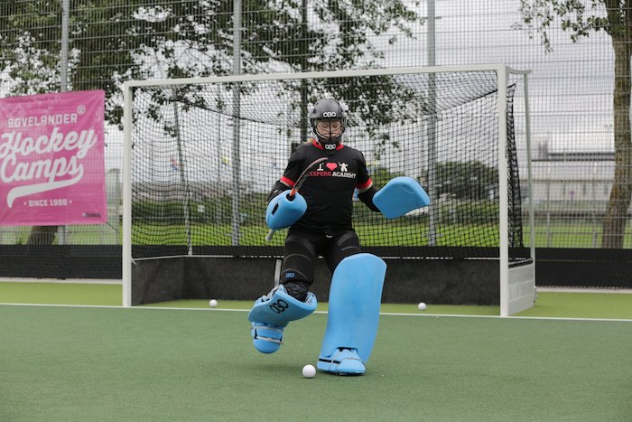 Goalie houdt de bal tegen tijdens een hockeykamp in Zandvoort