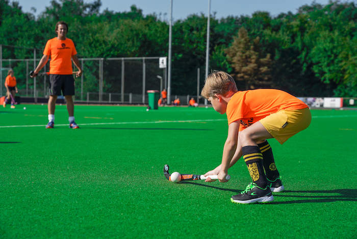 Jongen tijdens de hockeytraining op het hockeykamp in Noord-Brabant in de zomer.
