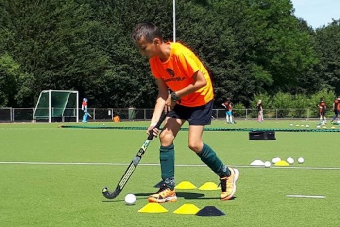 Jongen traint op het hockeykamp in Noord-Brabant in de zomer.