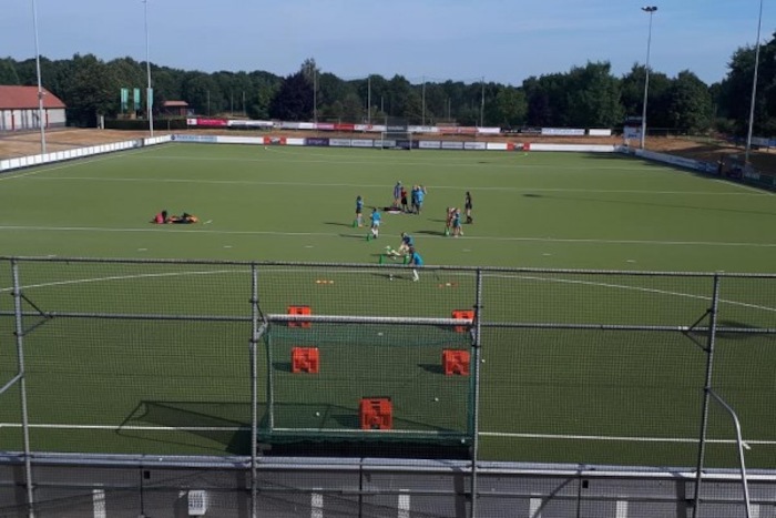 Het hockeyveld op het hockeykamp in Noord-Brabant in de zomer.