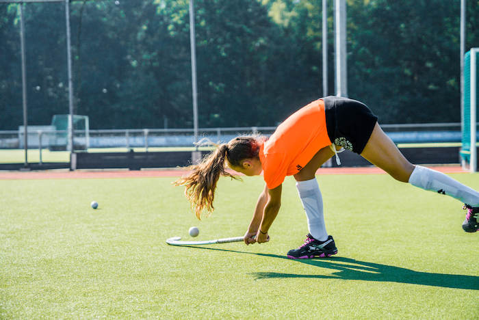 Meisje speelt hockey op het hockeykamp in Noord-Brabant in de zomer.