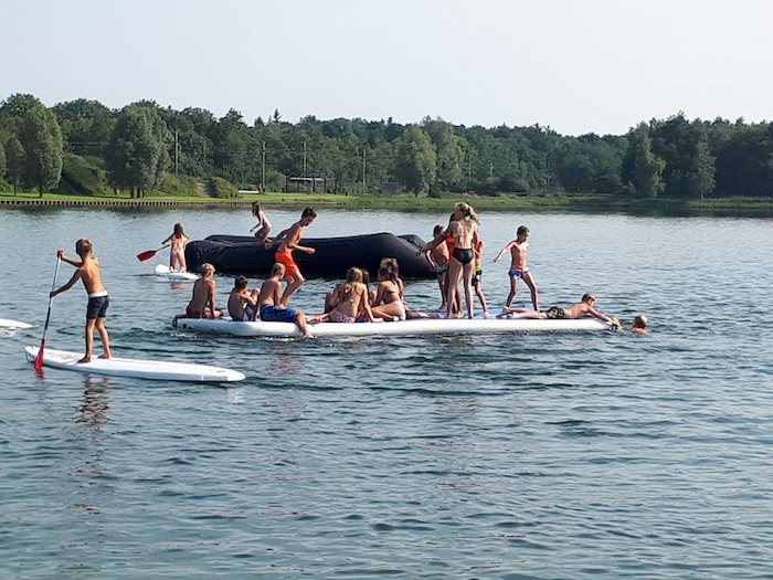 deelnemers van een zomerkamp Limburg vermaken zich op het water