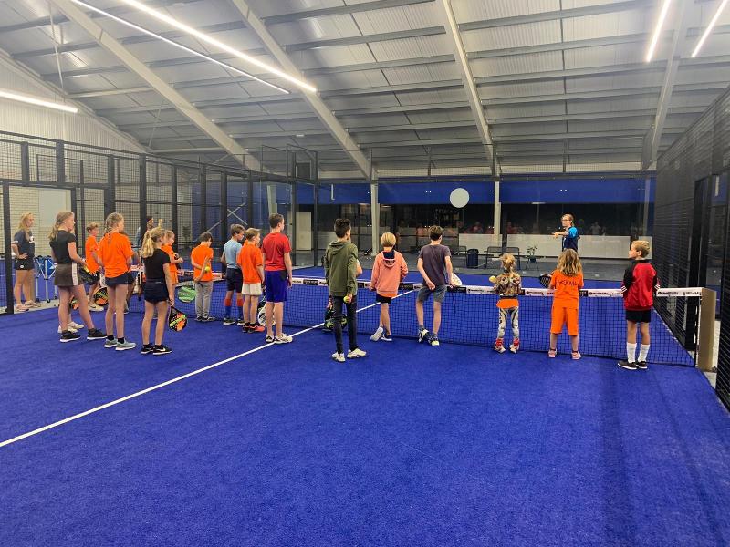 kinderen doen binnenspel op padelkamp noord-brabant zomer