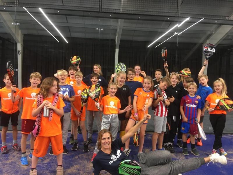 groep kinderen houdt racket de lucht in op padelkamp noord-brabant zomer