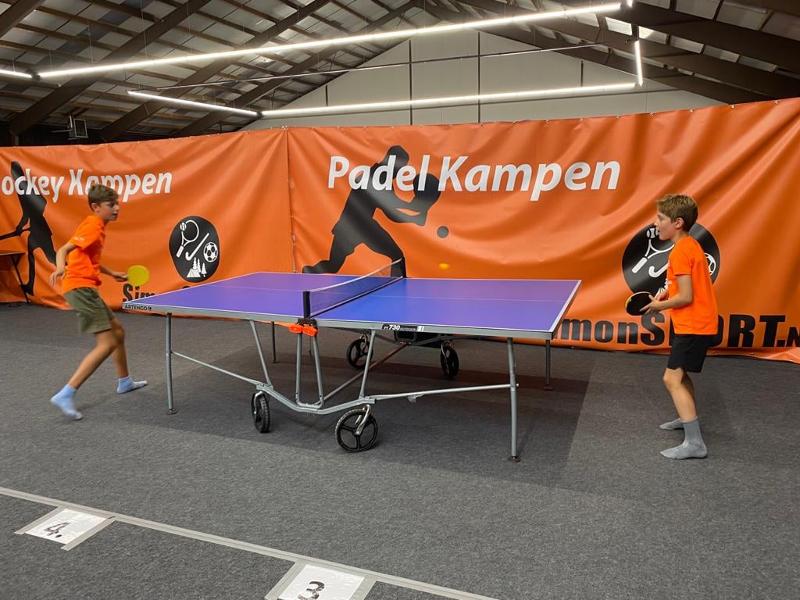 twee jongens aan het tafeltennissen op padelkamp noord-brabant zomer