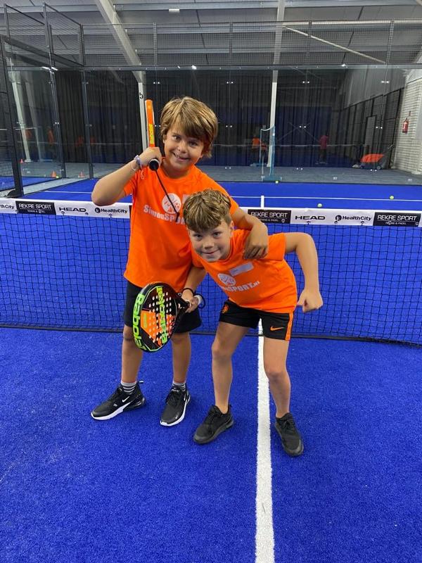 twee jongetjes in de padelzaal op padelkamp noord-brabant zomer
