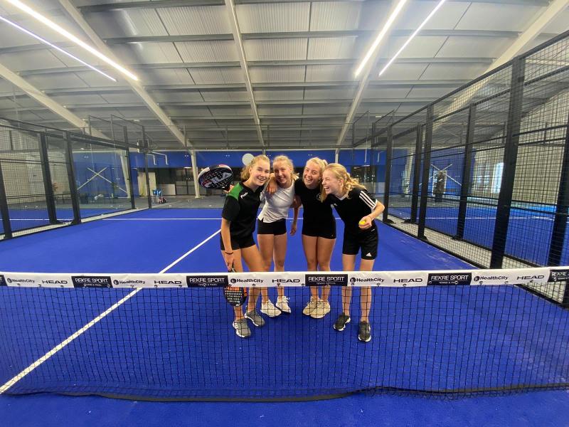 groepje meisjes poseren voor groepsfoto in zaal op padelkamp noord-brabant zomer