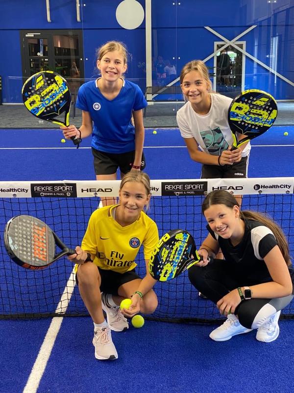 groepje meisjes bij het net op padelkamp noord-brabant zomer