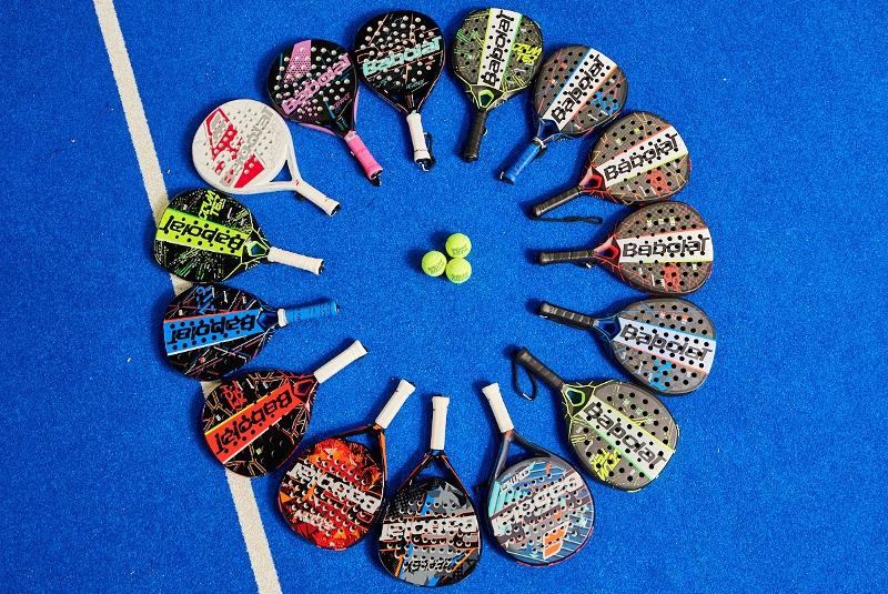 foto van rackets in een cirkel met ballen op padelkamp noord-brabant zomer