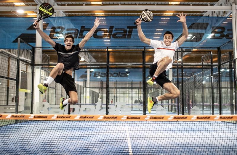 twee trainers springen hoog in de lucht op padelkamp noord-brabant zomer