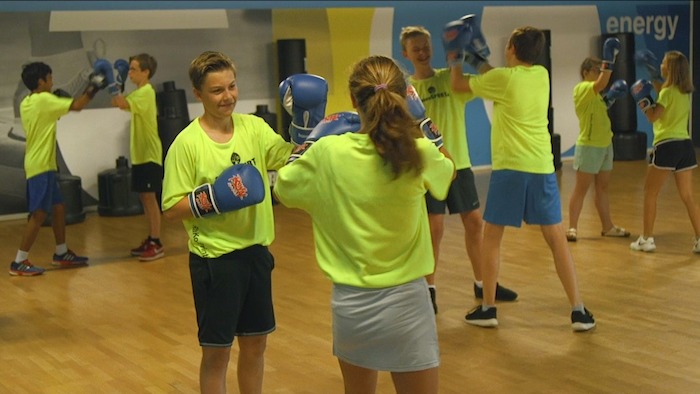 Jongeren boksen Jongens aan het muurklimmen op voetbalkamp in Brabant tijdens de zomer.