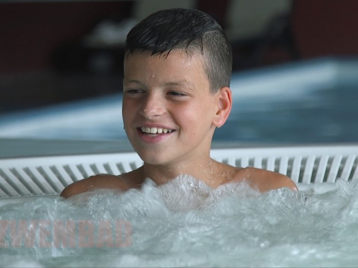 Jongen in een bubbelbad Jongens aan het muurklimmen op voetbalkamp in Brabant tijdens de zomer.