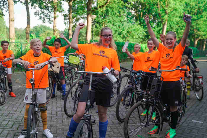 Jongeren met fietsen Jongens aan het muurklimmen op voetbalkamp in Brabant tijdens de zomer.