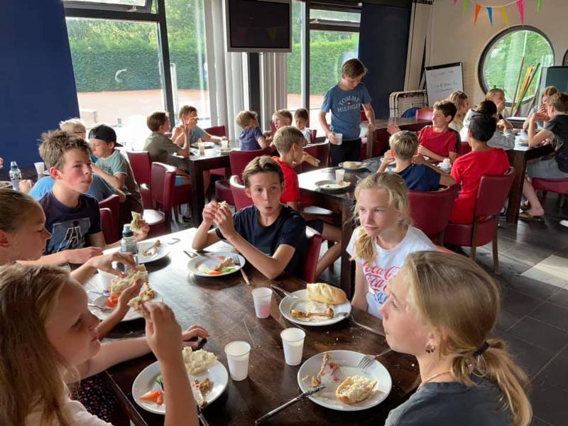 kinderen eten lunch in de eetzaal op zomerkamp noord-brabant 