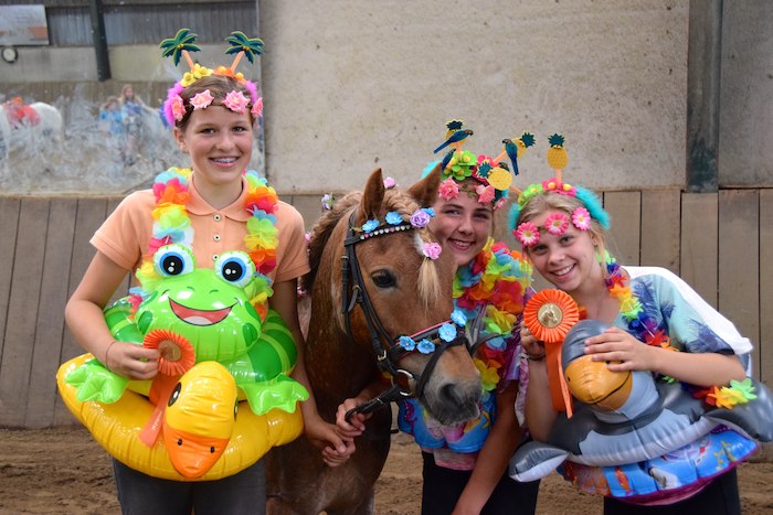 Kinderen verkleden zich tijdens het ponykamp België met de pony