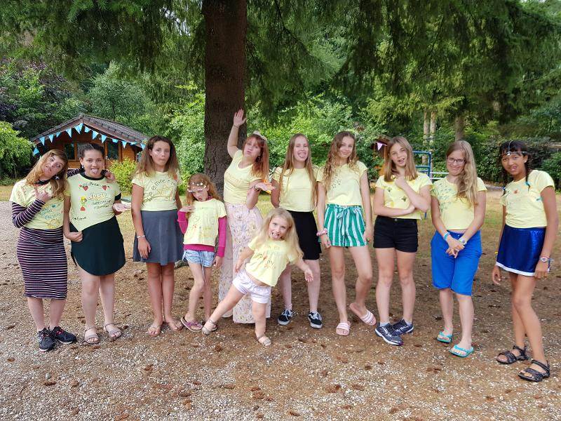 de hele groep meisjes poseert buiten op zomerkamp meiden nederland girl camp