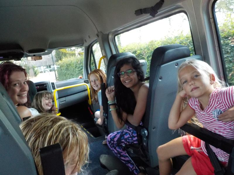 meisjes met begeleidster in de bus op danskamp gelderland zomervakantie girl camp