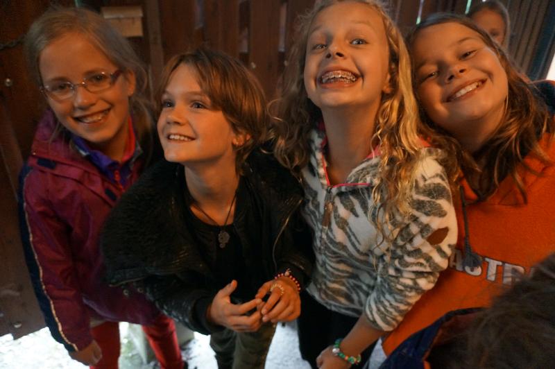 vier meisjes knuffelen en poseren voor foto op danskamp gelderland zomervakantie girl camp