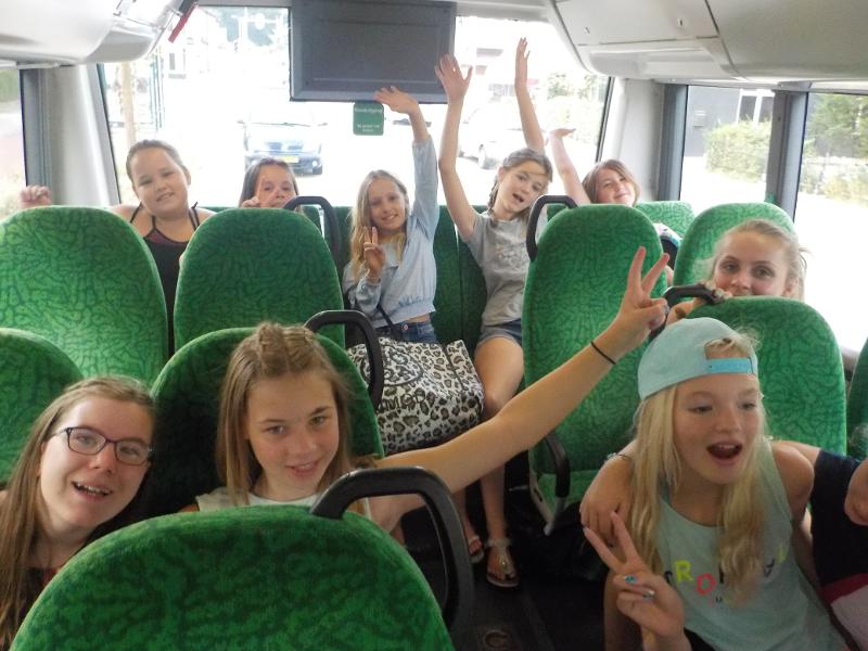 meisjes kijken naar de camera in de bus op meiden zomerkamp nederland girl camp