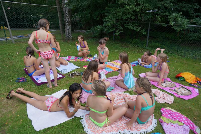 meisjes liggen op handdoek tijdens zwemmen op meiden zomerkamp nederland girl camp