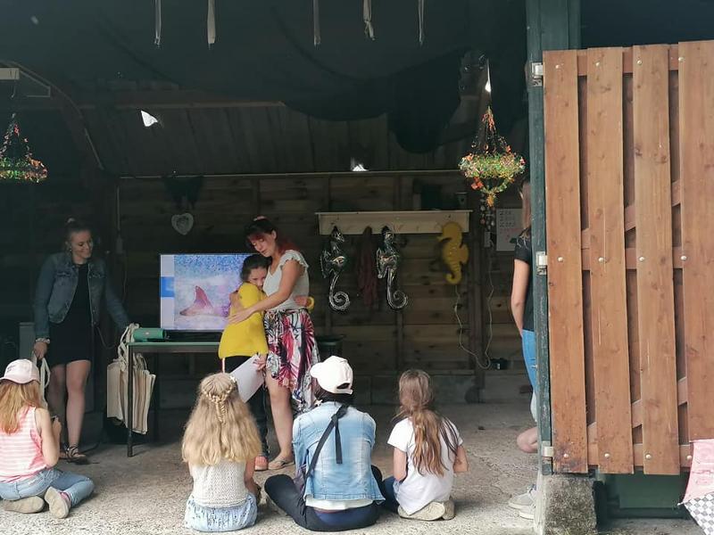 meisje knuffelt begeleidster buiten op meiden zomerkamp nederland girl camp
